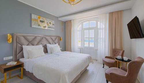 Deluxe Family Room with Sea View and Balcony