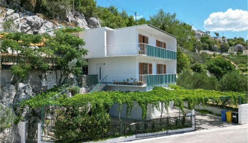 Four-Bedroom Holiday Home