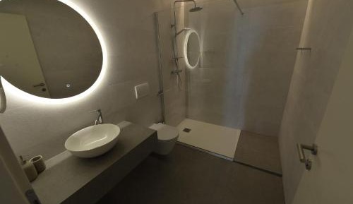 Deluxe Suite with Side Sea View