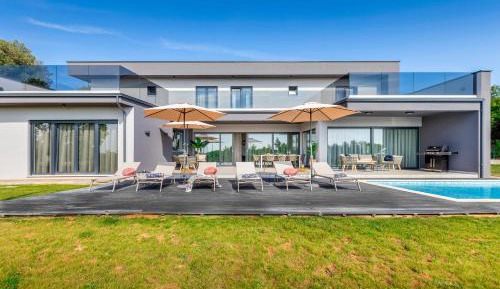Six-Bedroom Villa 