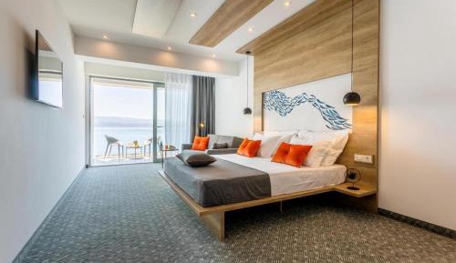 Deluxe room with balcony and sea view