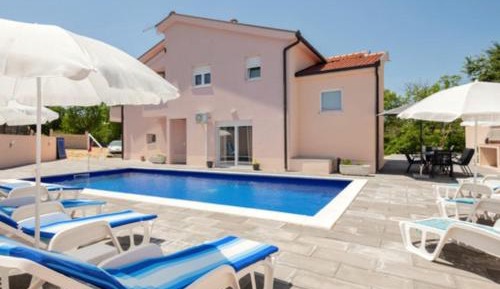 Four Bedroom Villa with Terrace and Swimming Pool