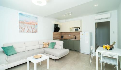 One Bedroom Apartment with Shared Terrace