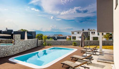 Apartment with pool