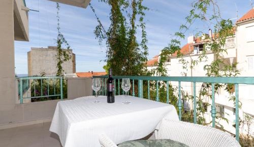 One-Bedroom Apartment with Sea View