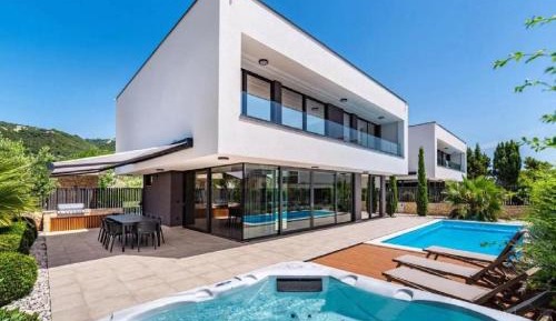 Four Bedroom Villa with Pool