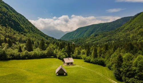 Two-Bedroom Holiday House with Mountain View