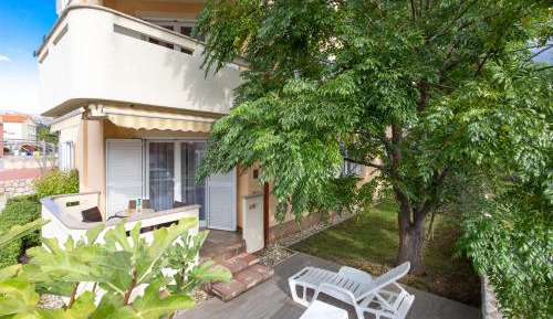 Apartment with Garden View
