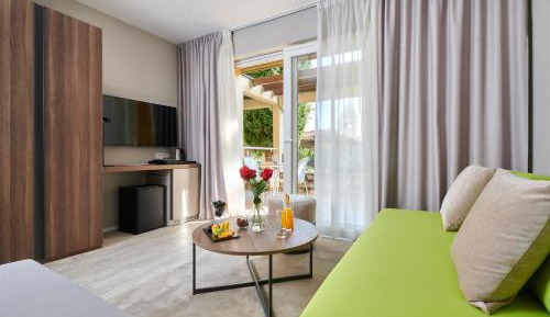 Superior Family room with Balcony - Poolside