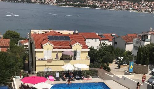 Deluxe Two-Bedroom Apartment with Whirlpool (6 Adults) 