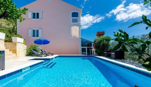 Three Bedroom Villa with Terrace and Swimming Pool