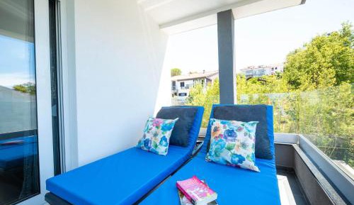 Apartment with Pool View 