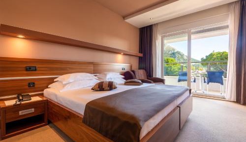Double or Twin Room with Partial Sea View