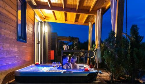 Luxury Mobile Home with Outdoor Hot Tub
