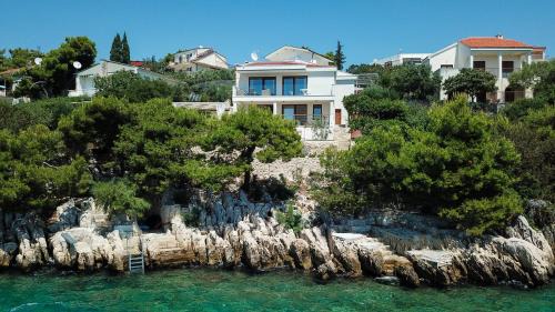 Villa - Beach Front