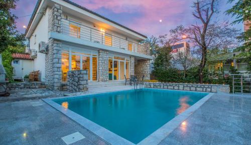 Five-Bedroom Holiday Home