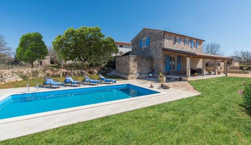 Villa with Garden View