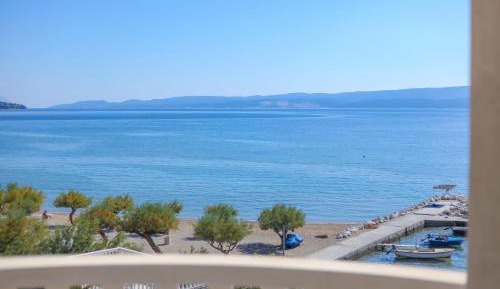 Studio Apartment with Balcony and Sea View