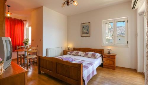 Studio Apartment with Balcony and Sea View
