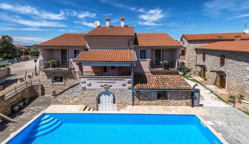 Apartment with Pool View 