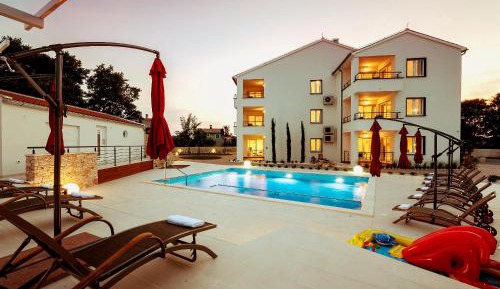 Apartment with Pool View 