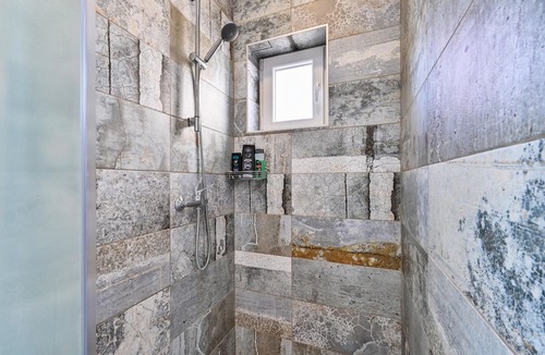 Kraljevec Sesvetski House | Not far from Zagreb is this beautiful vacation home with swimming pool, jacuzzi and sauna.