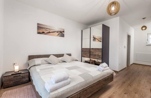 Sarsoni House | Beautiful house for 8 with spacious swimming pool