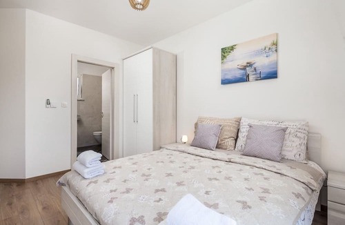 Sarsoni House | Beautiful house for 8 with spacious swimming pool
