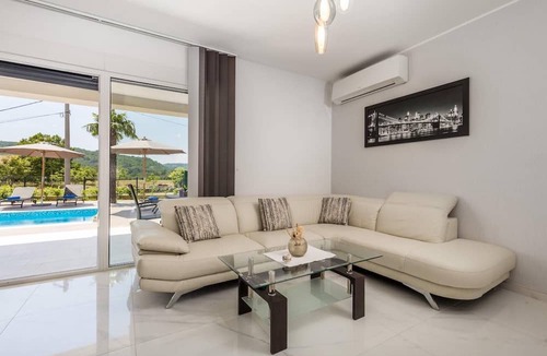 Sarsoni House | Beautiful house for 8 with spacious swimming pool