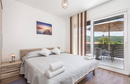 Sarsoni House | Beautiful house for 8 with spacious swimming pool