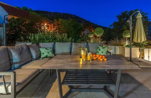 Dugopolje House | Holiday House in Dugopolje with Private Pool