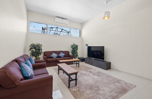 Dubai Villa | Historic Villa Spacious Central Locationn