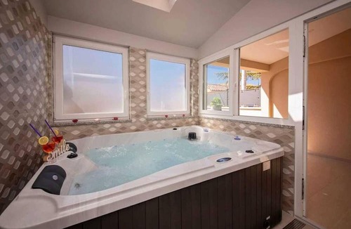 Kastelir House | Holiday home with whirlpool and sauna, in Kastelir