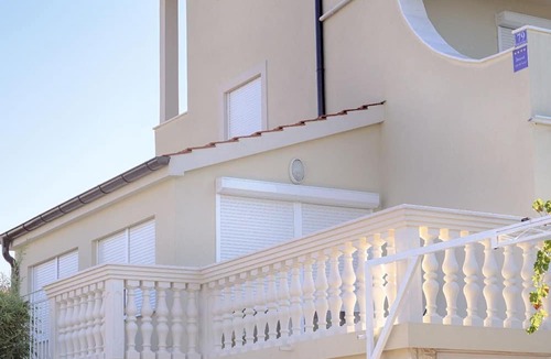Razanj House | Luger holiday flat with conservatory and terrace