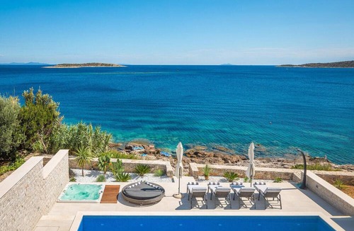 Milna House | On the beautiful island of Vis, one of the many gems of the Dalmatian coast, lies Villa Visola.
