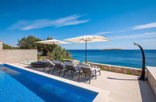 Milna House | On the beautiful island of Vis, one of the many gems of the Dalmatian coast, lies Villa Visola.