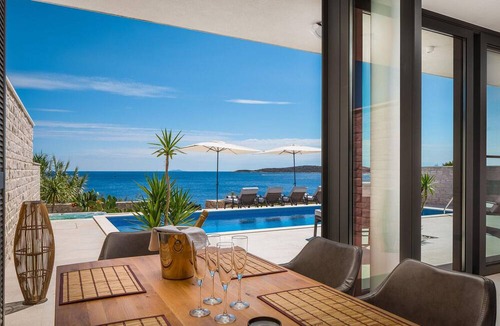 Milna House | On the beautiful island of Vis, one of the many gems of the Dalmatian coast, lies Villa Visola.