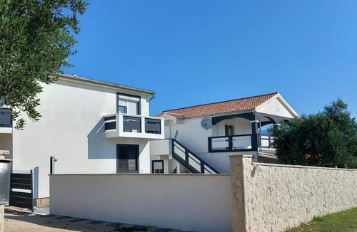 Podgradina Apartment | Apartment With a Pool, Mountainview, Near the Sea!