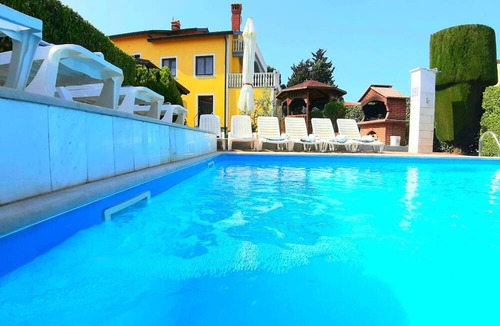 Kastel House | Holiday home with heated pool