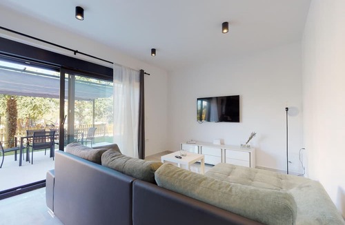 Drenje Apartment | 2 Bed House - Sleeps 4 - Hottub - Garden - Parking