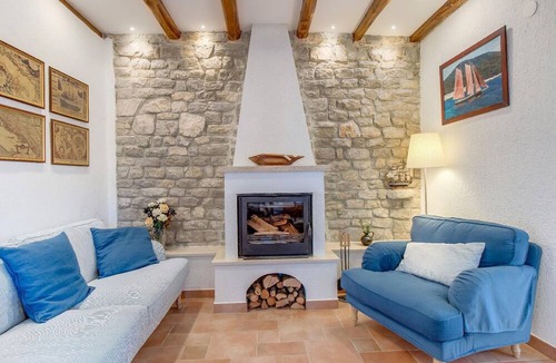 Mali Losinj House | House in Osor with Furnished Terrace