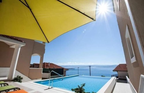 Dugi Rat Apartment | Apartment in Dugi Rat with Common Pool