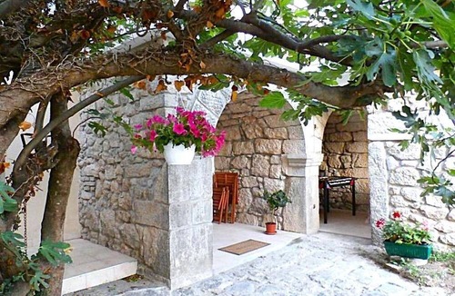 Grizane House | Spacious three-bedroom villa with a serene garden
