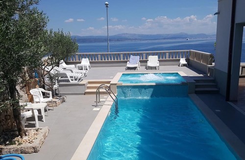 Rogac House | Holiday apartment with heated outdoor pool