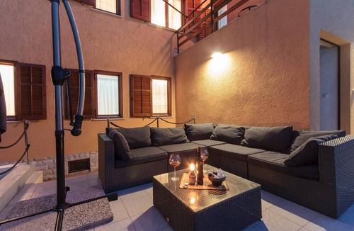 Pomer House | House in Vinkuran with Pool and Mountain View