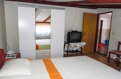 Zubovici House | 2 Bed Flat - Sleeps 8 - Parking - Wifi