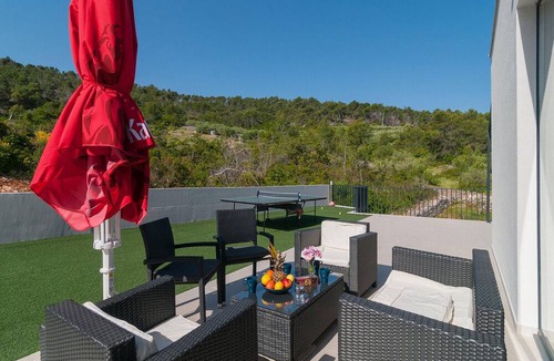 Stomorska House | 4 bedroom accommodation in Stomorska