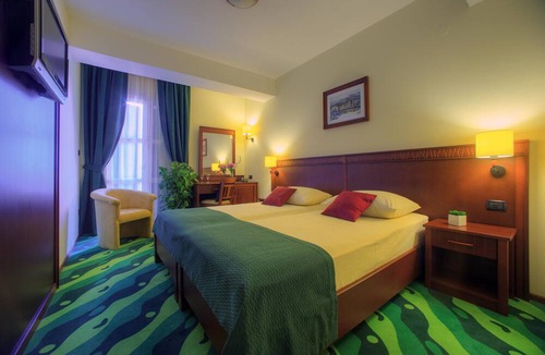 Lozovac Hotel | Vrata Krke Hotel