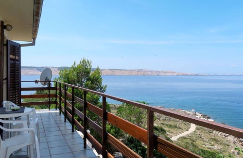 Prizna House | Stunning private villa for 10 people with A/C, WIFI, TV, terrace, pets allowed and parking