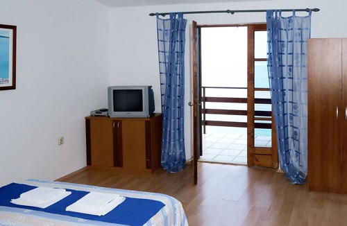 Prizna House | Stunning private villa for 10 people with A/C, WIFI, TV, terrace, pets allowed and parking